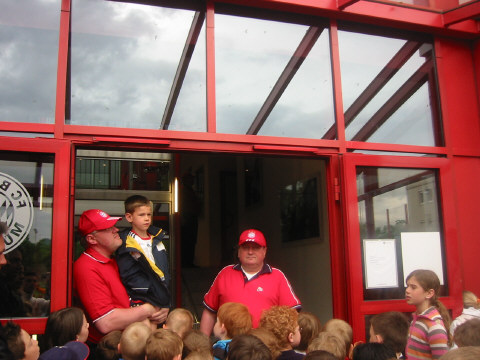 Die Sicherheitskr&auml;fte bewachen die Talentspieler